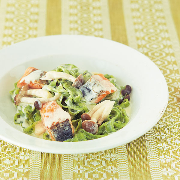 ほうれん草生地の鮭としめじの クリームパスタのレシピ シロカ