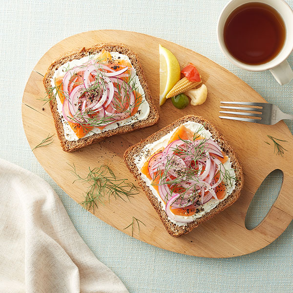 クリームチーズとスモークサーモンのサンドのレシピ シロカ