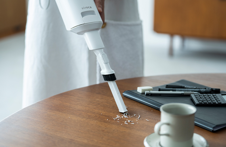 机の上のごみや食べこぼしなどのお掃除に