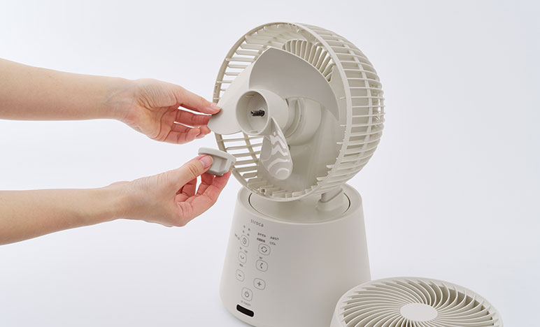 前ガードと羽根、後ろガードを
手で取り外す