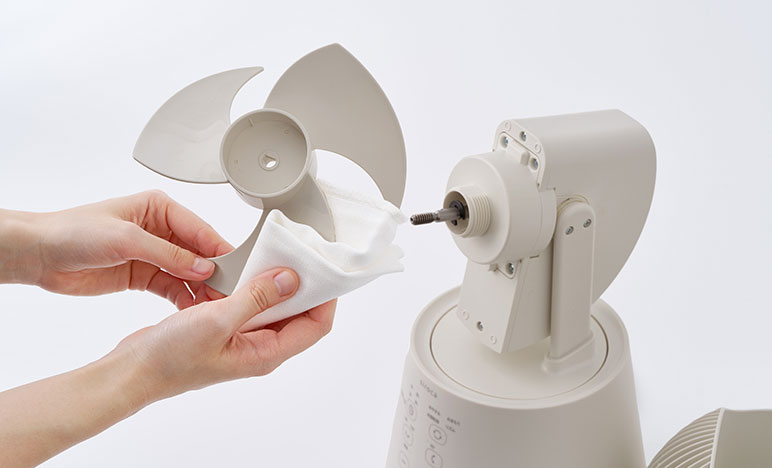 ガード、羽根の汚れをふき取る*