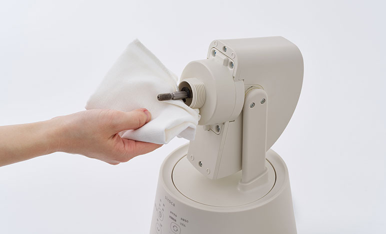 モーター部とモーター軸の汚れを
ふき取る*