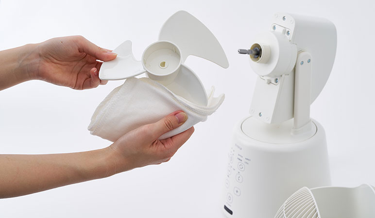 ガード、羽根の汚れをふき取る*