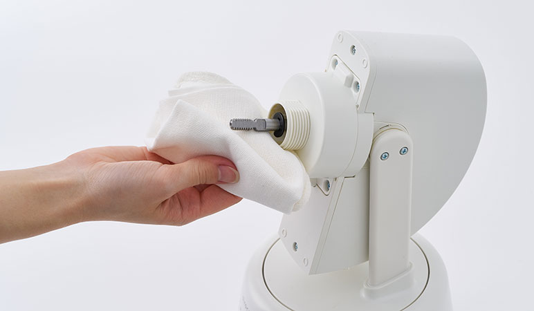 モーター部とモーター軸の汚れを
ふき取る*