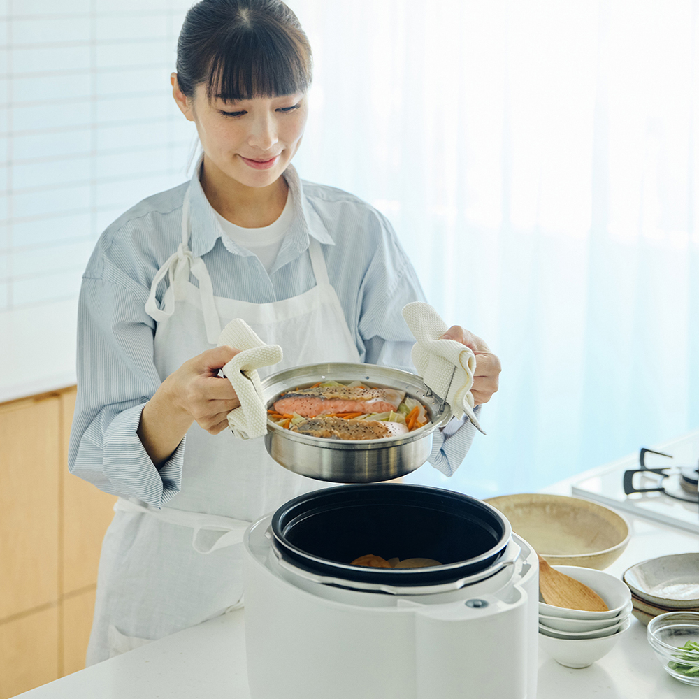 ほったらかしなのに、本格メニューが2品完成。「同時圧力調理」で、夕食づくりと自分時間を両立